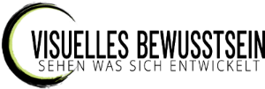 Das Logo besteht aus einem nach rechts geöffneten schwarzen mit Tusche gezeichneten Zenkreis. In diesen Kreis ist der Schriftzug "Visuelles Bewusstsein, sehen was sich entwickelt" rechtseitig eingerückt.