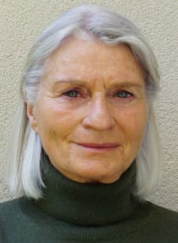 Foto der Webseitenbetreiberin, um deren Zeichnungen, die in der Meditation entstanden sind, es auf dieser Webseite geht. Es handelt sich um eine nahe Portraitaufnahme vom Kopf.